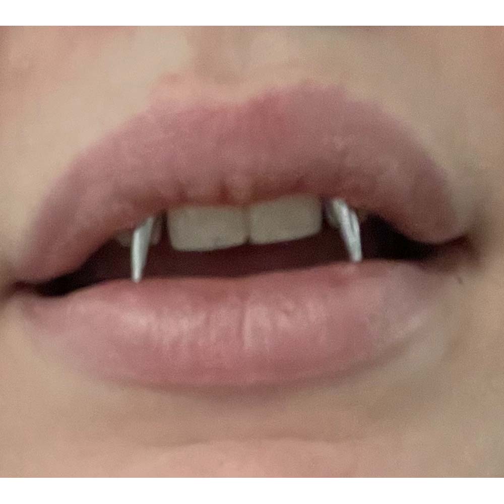 2 Chiếc Nụ Cười Xuyên Răng Hổ  - đánh giá và giá Nail Art Vampire